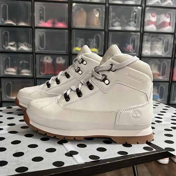 Juniors size 5 light grey shell toe nubuck boots - Picture 2 of 5